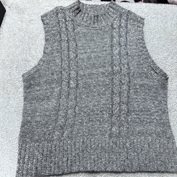 St. John's Bay Sweaters - St. John's Bay Gray Cotton Blend Cable Knit Sleeveless Sweater Vest XL. EUC!